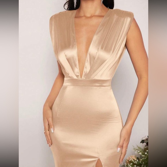 Luxe plunging V neckline slit thigh party formal dress - Picture 4 of 7